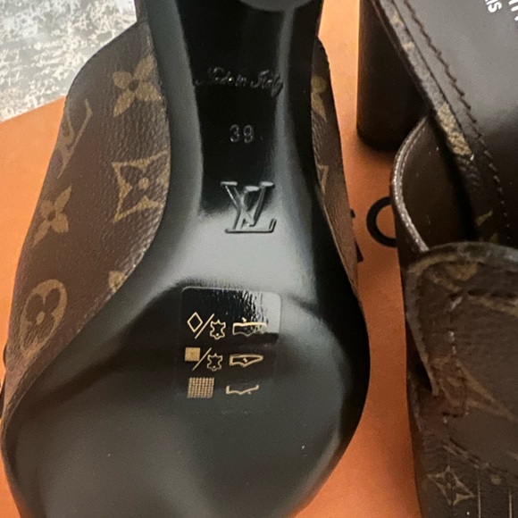 100% authentic Louis Vuitton LV Monogram Slides New Size 39, fit size 38 - Picture 8 of 9